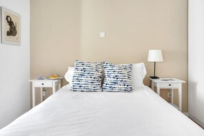 2 bedrooms, desk, iron/ironing board, WiFi