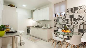 Frigorifero, microonde, forno, piano cottura