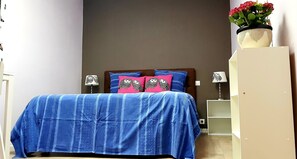 1 bedroom, desk, free WiFi, bed sheets - Butterfly room in Townhouse, bed & breakfast! (Aimargues)