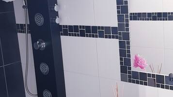 Dusche, Haartrockner, Handtücher, Seife