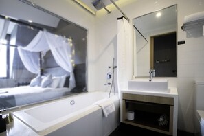 ห้องพัก (Stellar) | ห้องน้ำ | ฝักบัว, เรนชาวเวอร์, ของใช้ในห้องน้ำฟรี, ไดร์เป่าผม