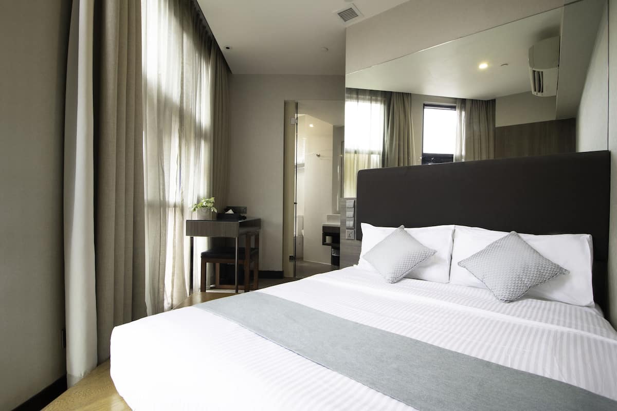 Een gratis minibar, een kluis op de kamer, een bureau
