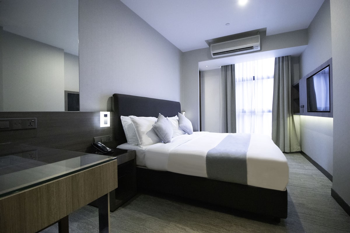 Minibar con artículos gratuitos y caja de seguridad en la habitación