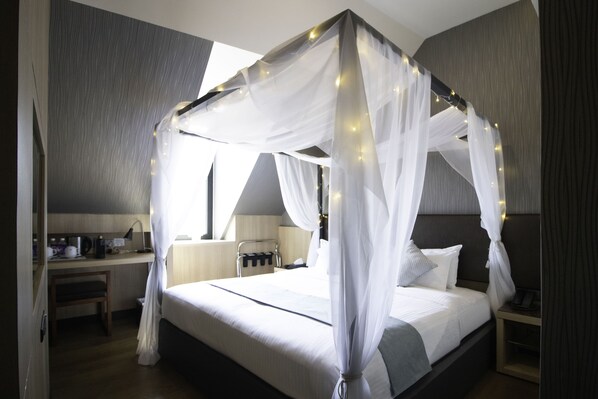 Free minibar, in-room safe, desk, blackout drapes - Hotel NuVe Stellar (Singapore)