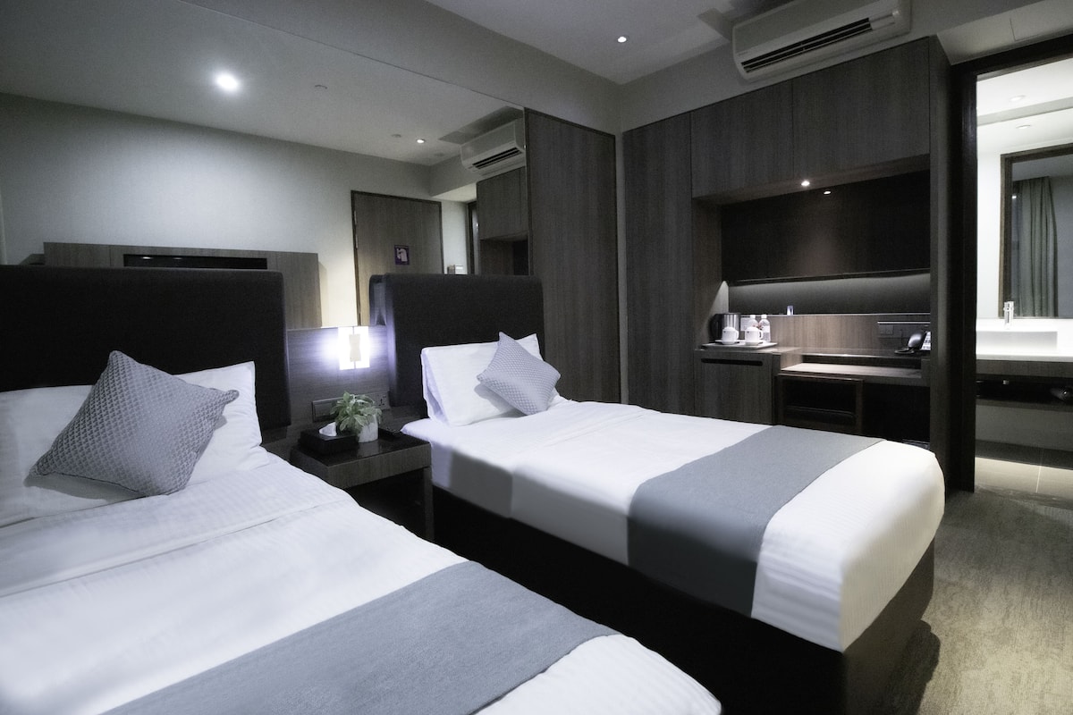 Minibar con artículos gratuitos y caja de seguridad en la habitación
