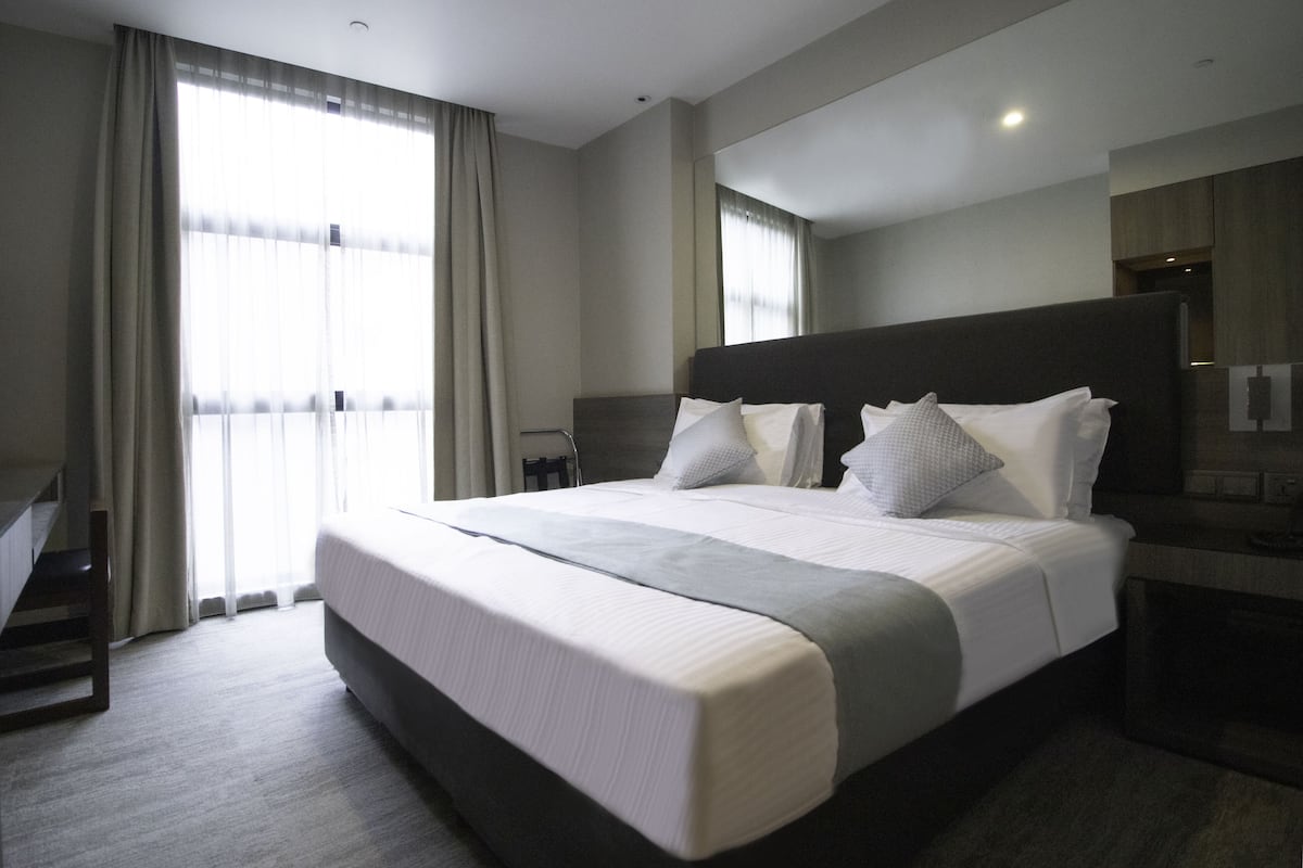 Minibar con artículos gratuitos y caja de seguridad en la habitación