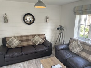 Smart TV, table tennis - Stunning Coastal Cottage - Sleeping 6 in 3 Bedrooms - Pool and Beach Access Included. (Filey)