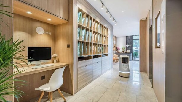 A modern hotel room with a wooden desk, a flat-screen TV, a pet-friendly area, and a large window. - HanTing Premium Beijing South Railway Station Jiaomen East Subway Station Hotel (Beijing)