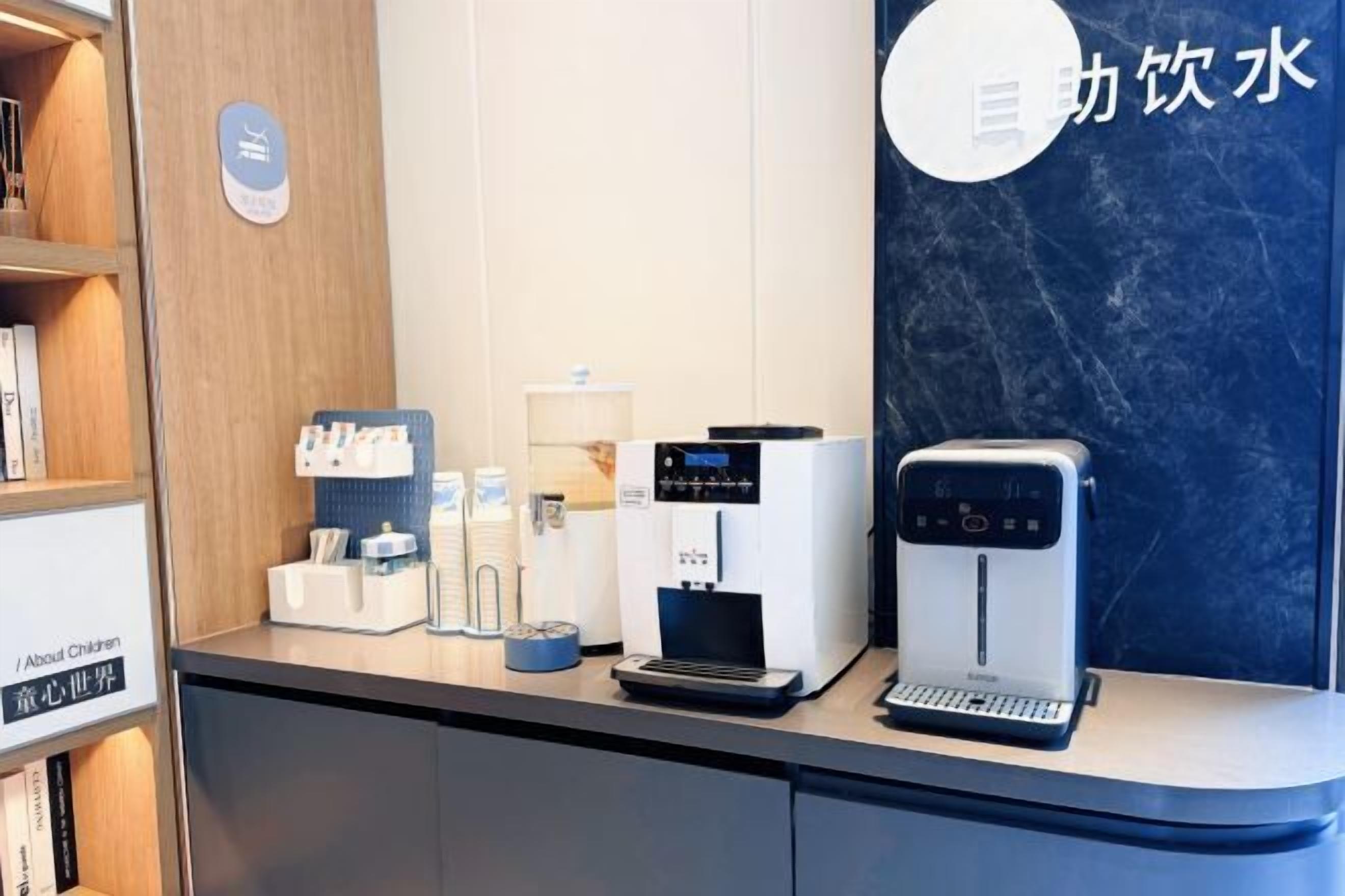 En disk med kaffemaskine, vanddispenser og vægt.