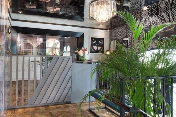 المنشأة من الداخل