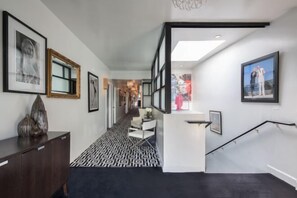 المنشأة من الداخل