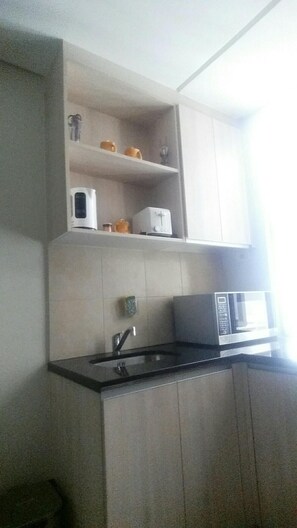 Kjøleskap, mikrobølgeovn, vannkoker og brødrister