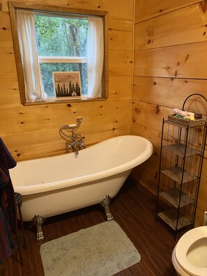 Badekar, hårtørrer, håndklæder, Toiletpapir