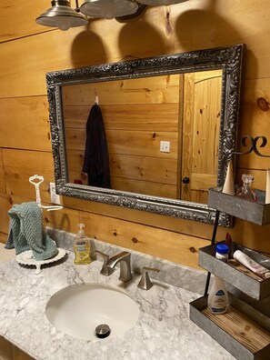 Badkar, hårtork, handdukar och toalettpapper