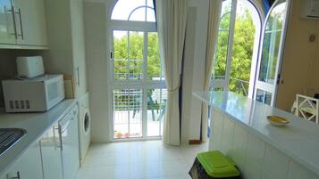 冰箱、微波炉、烤箱、炉灶