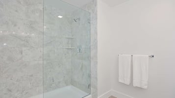 Dusj, hårføner og håndklær