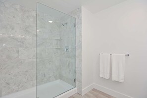 Suihku, hiustenkuivaaja, pyyhkeet