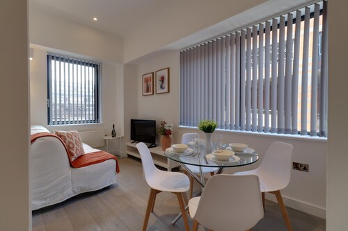 Modern and cozy apartment, central location, close to Windsor.