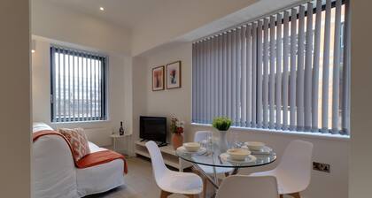 Modern and cozy apartment, central location, close to Windsor.