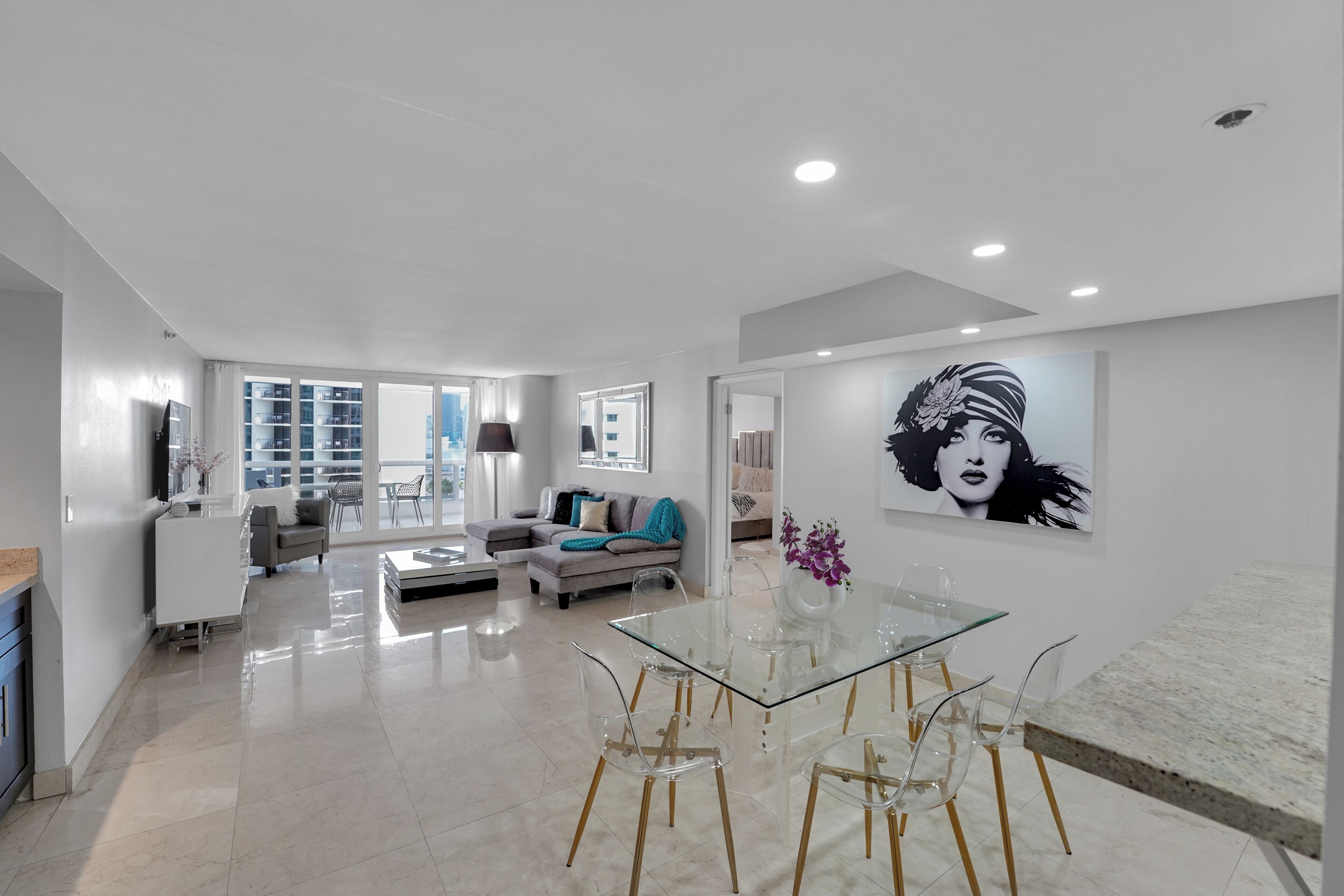 Hello Gorgeous! 3 Bedroom Renovated Condo, Water and City Views