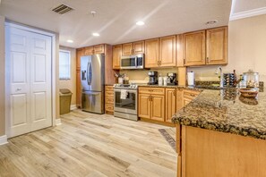 Frigorifero, microonde, forno, piano cottura