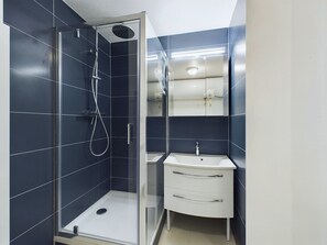 Bathtub, hair dryer
