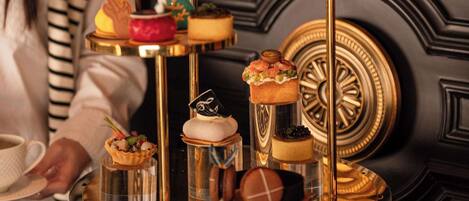 Una exhibición de postres con diversos pasteles y un letrero que dice 'SHANGRI-LA NANNING'.