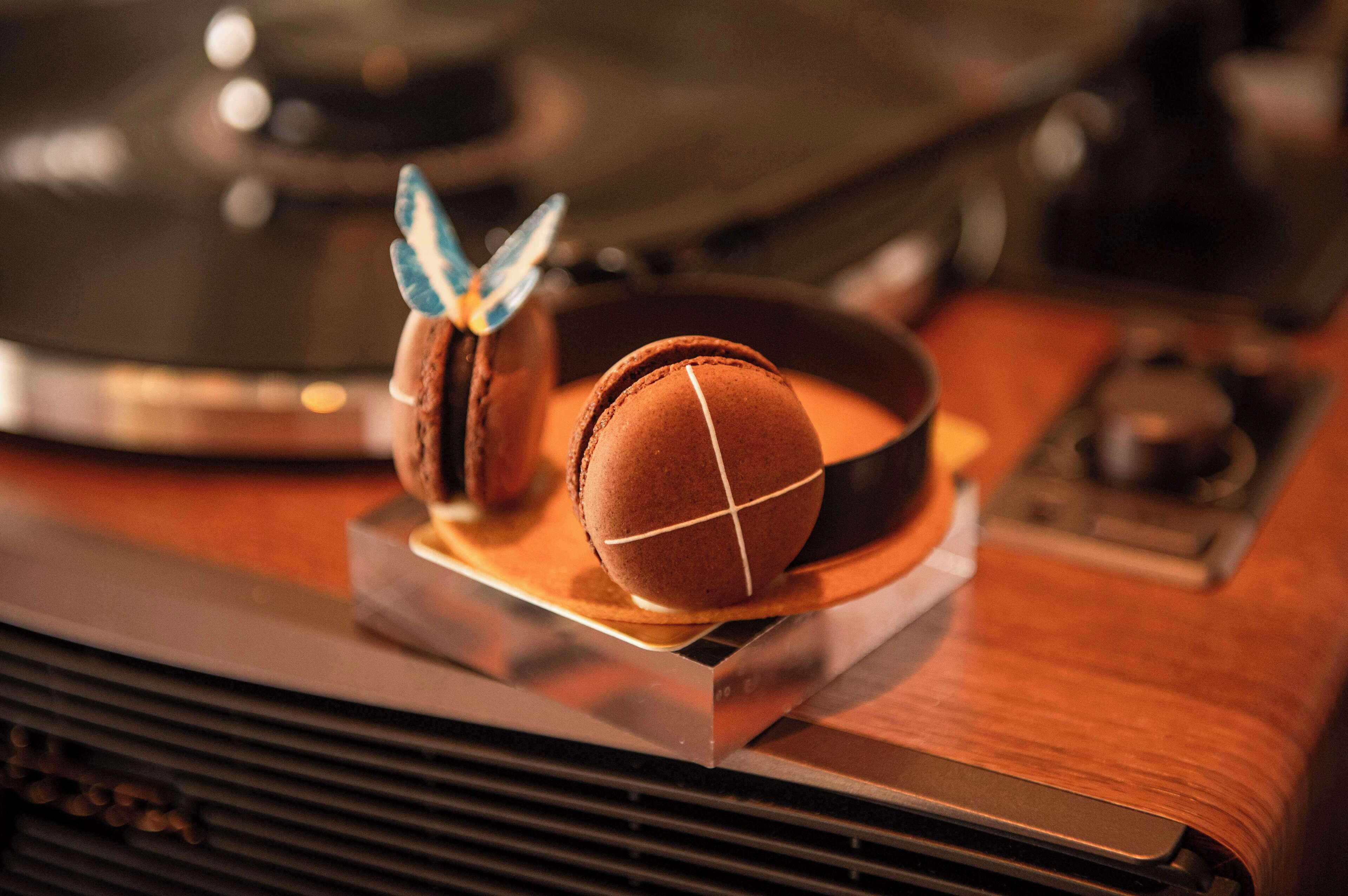 Tocadiscos con un disco y un par de auriculares sobre una superficie de madera.