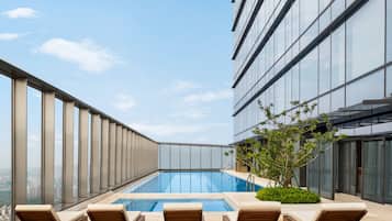 Außenpool, geöffnet von 07:00 Uhr bis 22:00 Uhr, Sonnenschirme