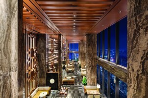 2 间餐厅，供应午餐和晚餐，中国菜