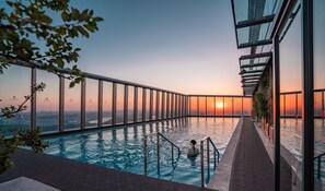 Outdoor pool, open 7:00 AM to 10:00 PM, pool umbrellas, pool loungers - Shangri-La Nanning (Nanning)