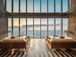 2 间餐厅，供应午餐和晚餐，中国菜