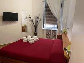 1 soverom, skrivebord, strykejern/-brett og wi-fi (inkludert)