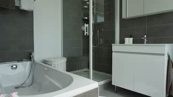 Baignoire, sĂšche-cheveux, serviettes fournies, papier toilette