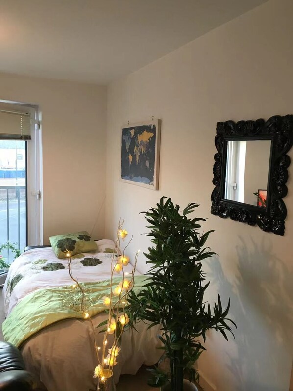 Televisión LED, chimenea, piso con calefacción