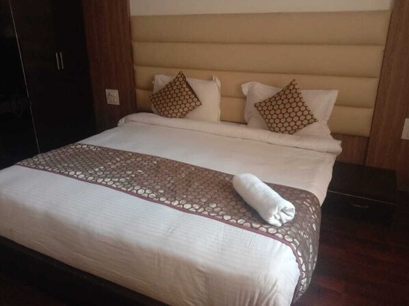 Room - Pine Queen by Tavisha (Tehri)