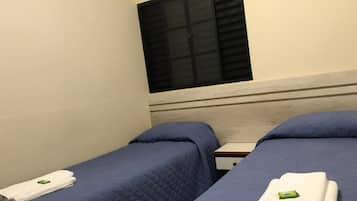 标准双床房 | 办公桌、笔记本电脑工作区、免费 WiFi、床单