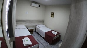 Escritorio, espacio para trabajar con laptop y wifi gratis 