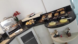 Una mesa de buffet con diversos alimentos y utensilios.