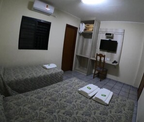 Habitación triple estándar | Escritorio, espacio para trabajar con un portátil, wifi gratis