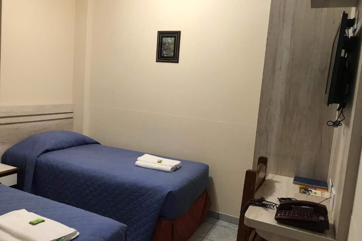 Standaard Twin kamer | Een bureau, een laptopwerkplek, gratis wifi, beddengoed