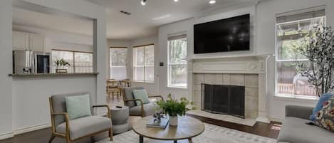 Fernseher, Kamin, Stereoanlage, Arbeitsbereiche