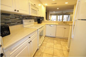 冰箱、微波炉、烤箱、炉灶