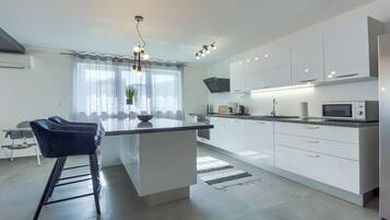 Kühlschrank, Mikrowelle, Ofen, Geschirrspüler