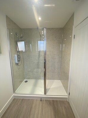 Douche, séchoir à cheveux, serviettes fournies, savon