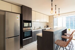 Réfrigérateur, micro-ondes, four, plaque de cuisson