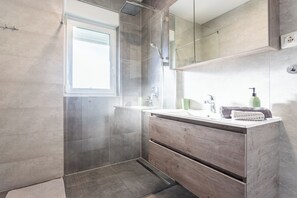 Appartement | Salle de bain | Douche, séchoir à cheveux, serviettes fournies