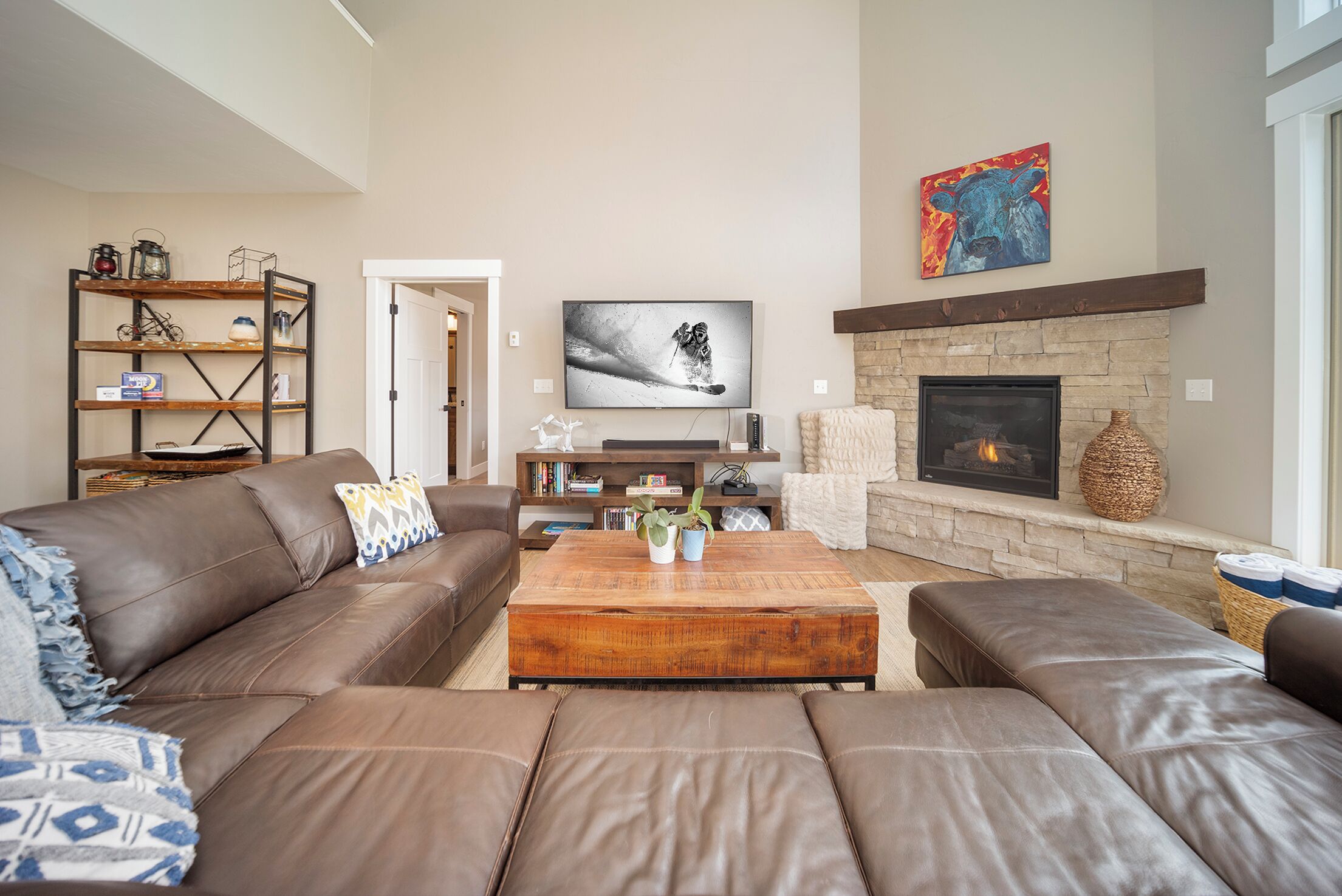 Una televisión, una chimenea, una pantalla de ordenador