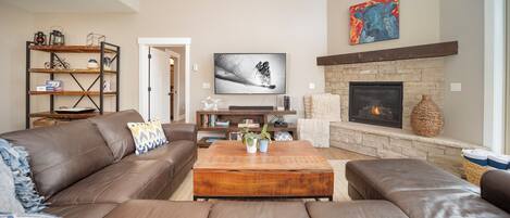 Televisión, chimenea, monitor de computadora