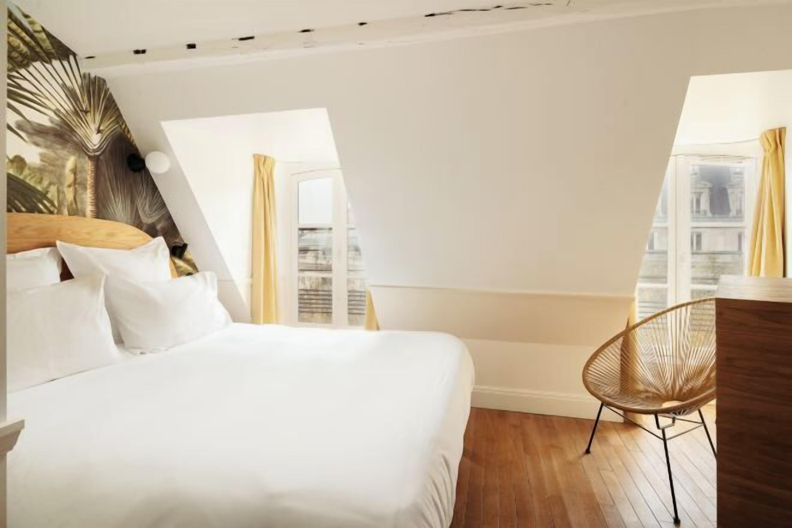 Hypo-allergenic bedding, in-room safe, blackout curtains, soundproofing